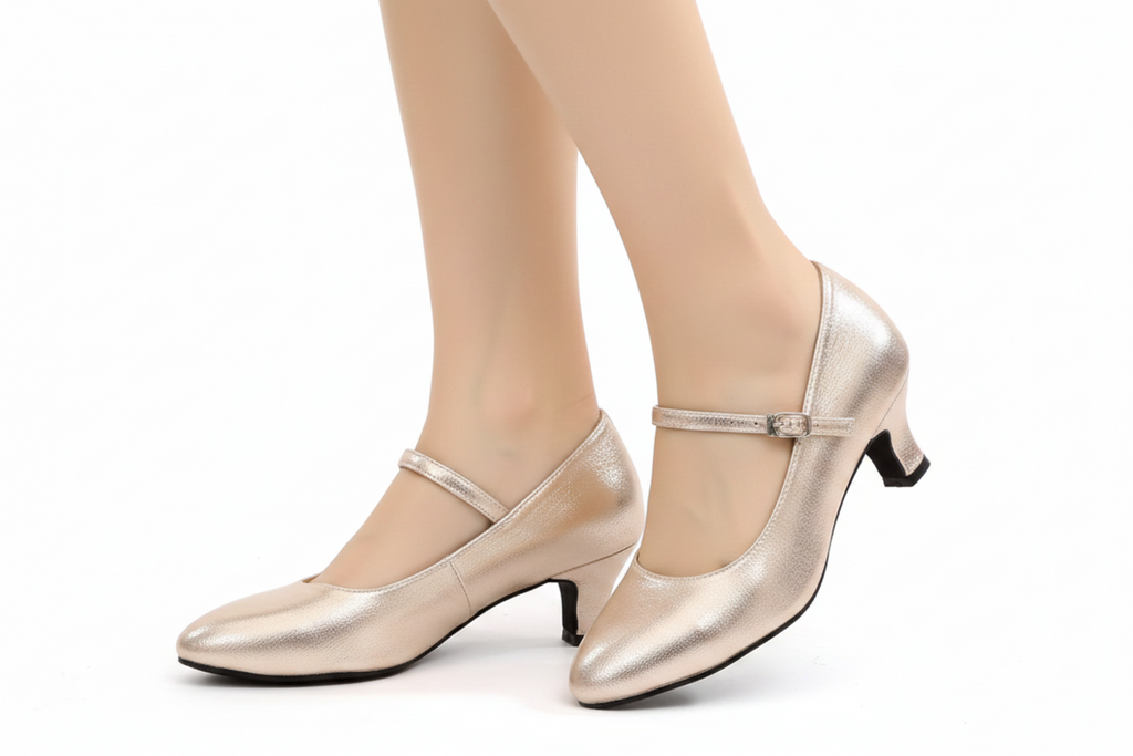 A pair of metallic champagne-colored Mary Jane pumps with low block heels, shown on a model's feet against a gray tiled floor. A text overlay in Chinese on the left reads '香槟色' and 'CAMPAGNE 5.